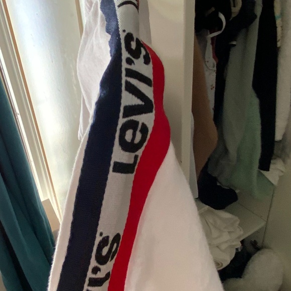 Levi’s NYC Cropped T-shirt - Picture 3 of 3